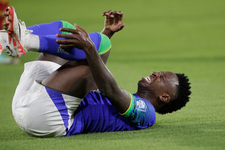 img of Vinicius lesionado en el partido contra Colombia