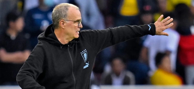 img of Bielsa no convoca a Suárez y Cavani; Uruguay tiene solo un '9'.